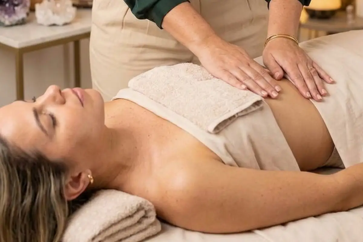Terapeuta realizando tratamento de Reiki em uma mulher